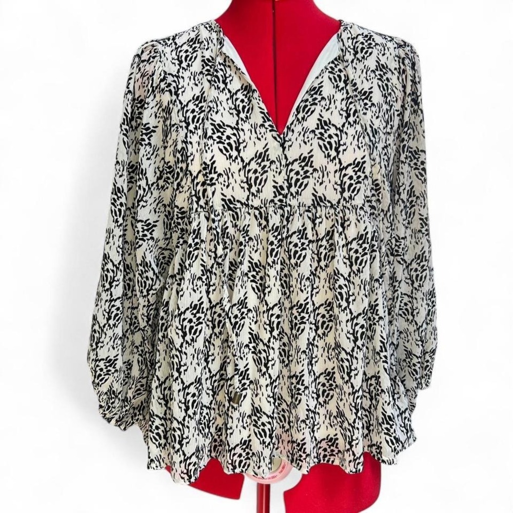 Entro black + white leopard abstract print blouse long sleeves v neck size small